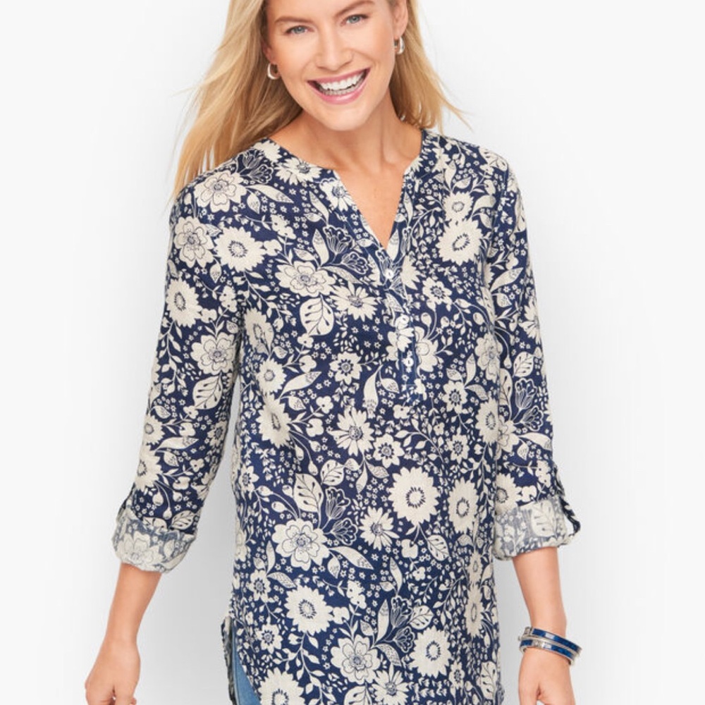 Talbots Shirt L Button Up Ling Sleeves Floral Print Navy and White Women's Top
